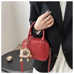 Détail du sac bandoulière rouge avec gravure lucky LHCO Smul et charme en peluche