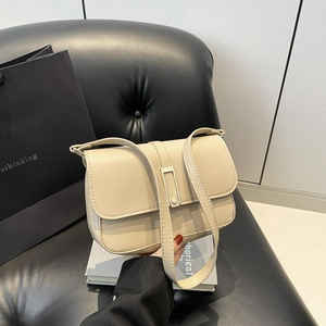 Bolso bandolera beige chic con hebilla plateada y correa de cuero mujer