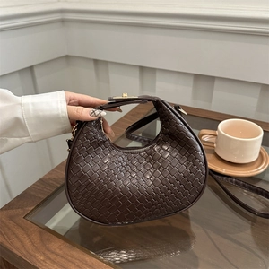 Women Fashion Woven Crocodile Embossed Crescent Bag Vintage PU Leather Half Moon Handbag With Single Adjustable Strap Casual Bag