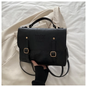Dettaglio dello zaino in pelle PU nera con fibbie magnetiche e finiture in metallo oro