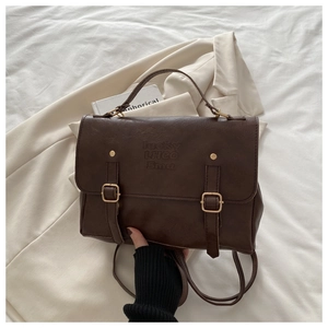 Dettaglio della borsa vintage marrone con fibbia in metallo e logo lucky LHCO smu