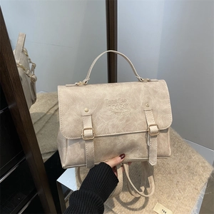 Zaino beige in ecopelle ad alta capacità con manico superiore e fibbie decorative