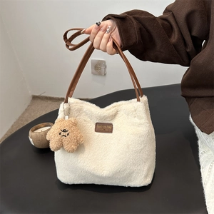 Sac Cabas Minimaliste en Fausse Fourrure Sac Seau en Peluche Douce Sac à Épaule Automne Hiver Sac à Main Quotidien Avec Pampille en Peluche pour Femme