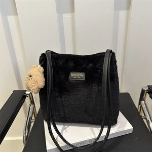 Sac fourre-tout noir minimaliste en peluche avec lettrage doré et charme d'ours