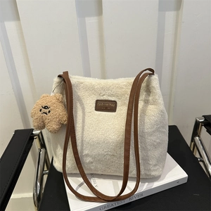Sac seau en peluche blanc crème avec bandoulières en cuir et breloque ours