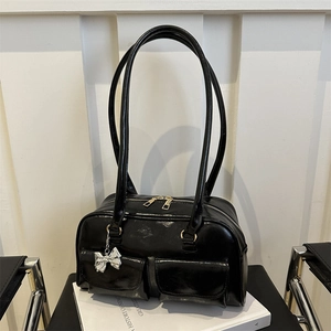 Borsa bowling nera lucida retrò con doppie tasche e ciondolo a fiocco argentato