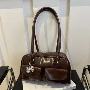 Borsa a tracolla bowling retrò in pelle marrone lucida con ciondolo a fiocco