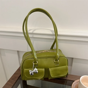 Borsa bowling verde avocado stile Boston con manici lunghi e ciondolo a fiocco