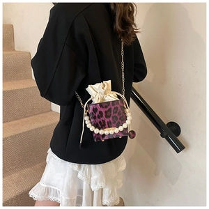 Mini-Handtasche mit lila Leopardenmuster, Perlenhenkel und goldener Gliederkette