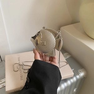 Sac à main créatif en métal argenté en forme de poisson avec écailles en relief pour femme