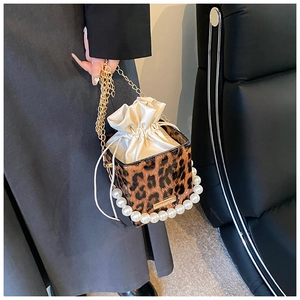 Detailansicht der Mini-Handtasche mit Leopardenmuster, Perlengriff und Goldkette