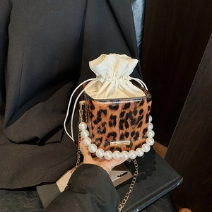Schicke Mini-Tasche mit Leopardenmuster, Perlengriff und goldener Schulterkette