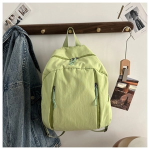 Vista dettagliata dello zaino in nylon verde pallido con tasche a cerniera verticale