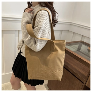 Détail du sac cabas en toile kaki avec broderie géométrique et doubles anses polyvalentes