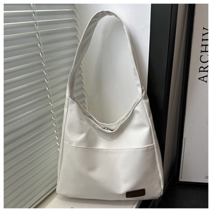 Dettaglio della borsa tote bianca in pelle PU con chiusura magnetica e logo