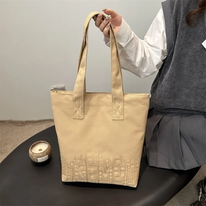 Sac fourre-tout minimaliste en toile beige avec broderie de lettres et larges bandoulières