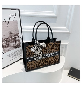 Détail du sac cabas léopard avec poignée en foulard de soie et broderie mode