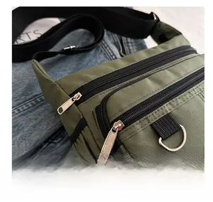 Detail der strapazierfähigen armygrünen Nylontasche mit Metallreißverschlüssen und D-Ring