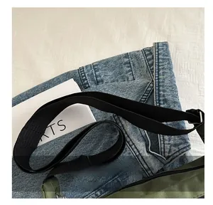 Detailaufnahme der olivgrünen Nylontasche mit verstellbarem schwarzem Schultergurt