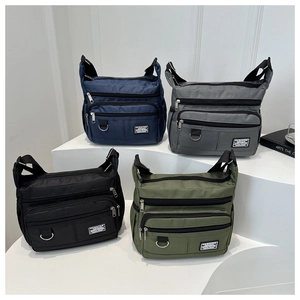 Detailansicht strapazierfähiger Nylon-Umhängetaschen in Schwarz, Blau, Grau und Grün