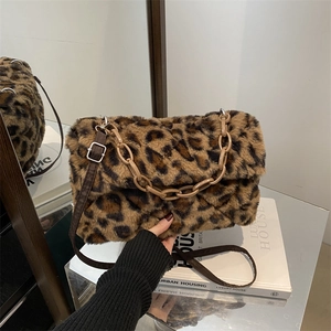 Sac à Épaule en Peluche pour Femmes Imprimé Léopard et Vache Sac sous l'Aisselle en Fausse Fourrure avec Décoration de Chaîne