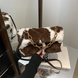 Sac à épaule tendance en peluche à motif vache avec surpiqûres et chaîne épaisse