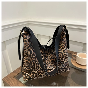 Détail du sac cabas léopard avec bandoulière noire et fermeture par cordon de serrage