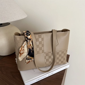 Khaki PU-Leder Shopper mit Schachbrettmuster und Seidentuch auf Holzschreibtisch