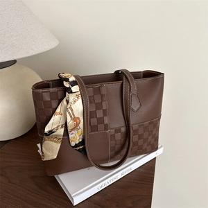 Dunkelbraune Shopper Tasche mit Karomuster und dekorativem Seidenschal für Damen