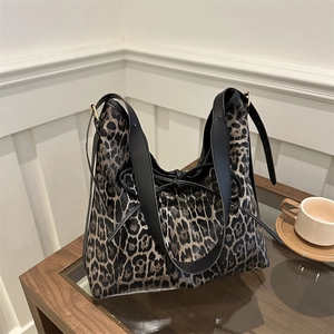 Grand sac cabas à imprimé léopard avec bandoulières en cuir et nœud de décoration