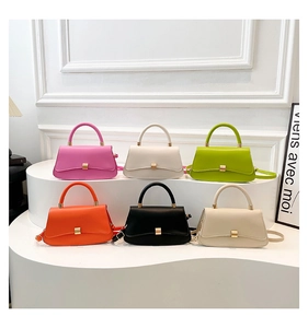 Mostra di borse a tracolla in pelle chic in sei colori su supporti bianchi minimalisti