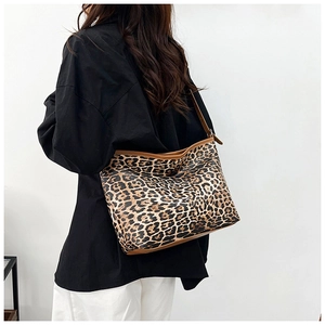 Vista posteriore di una modella con borsa tote leopardata e dettagli in pelle marrone