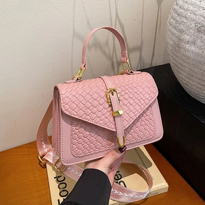 Sac bandoulière rose tissé avec fermoir doré et large sangle à motifs élégants