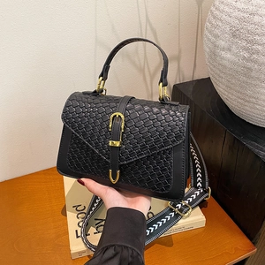 Sac bandoulière tissé noir avec boucle dorée et large sangle géométrique chic