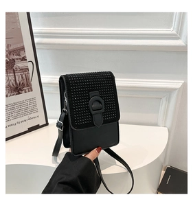 Détail du sac bandoulière noir avec rabat en strass étincelants et boucle en cuir