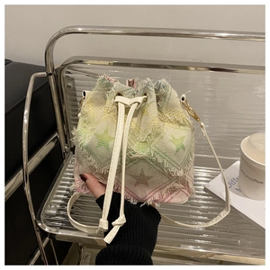 Détails du sac seau en toile à motif d'étoiles avec bords effilochés et cordon de serrage