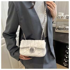Détail du sac bandoulière matelassé blanc avec fermoir argenté et bandoulière en chaîne