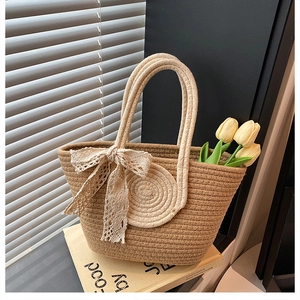 Gros plan sur la texture tressée et le nœud en dentelle de ce grand sac fourre-tout