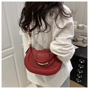 Sac bandoulière selle rouge classique avec cuir mat et boucle métallique dorée élégante