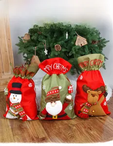 Détail des sacs de Noël avec motifs 3D du Père Noël, d'un bonhomme de neige et d'un renne