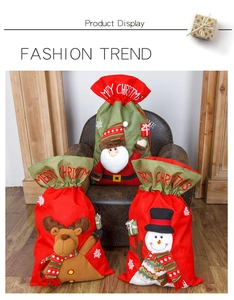 Détail de sacs cadeaux de Noël avec broderie 3D du Père Noël, d'un renne et bonhomme