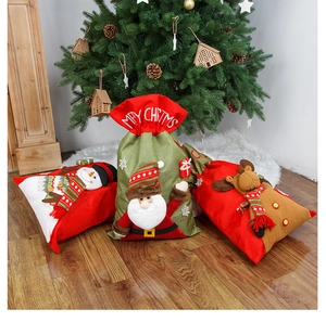 Détail de sacs cadeaux de Noël avec décorations 3D Père Noël, bonhomme de neige et renne