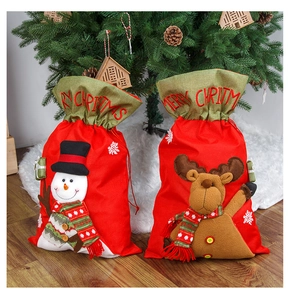 Détail de sacs cadeaux de Noël avec bonhomme de neige et renne en peluche 3D brodés
