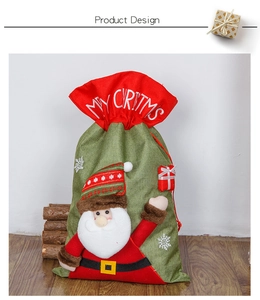 Détail du sac cadeau Père Noël avec broderie My Christmas et motif classique de flocon de neige