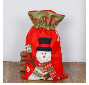Détail du sac cadeau de Noël rouge avec écusson bonhomme de neige 3D et broderie festive