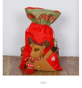 Détail du sac cadeau de Noël avec applique renne et broderie Merry Christmas