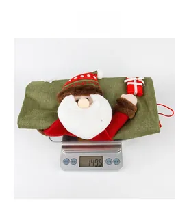 Détail du sac de Noël avec poupée Père Noël et texture en lin, poids de 149.5 grammes