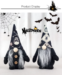 Dettaglio di gnomi di peluche per Halloween con motivi a ragno e ossa sul cappello