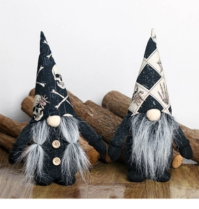 Dettaglio di gnomi di Halloween con motivi a teschio e barbe in finta pelliccia grigia