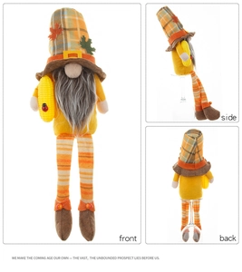 Vue triple d'un nain d'automne en peluche avec feuille d'érable et épi de maïs déco